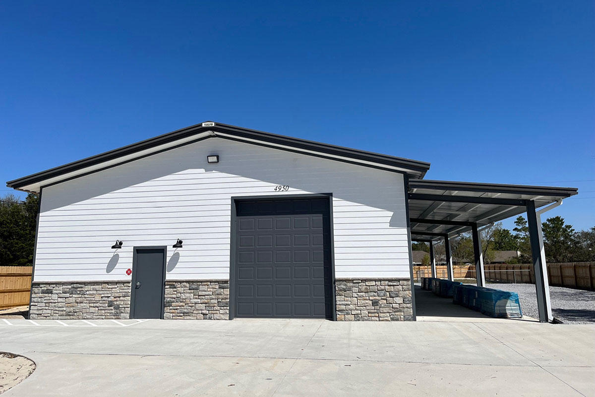 This 3900 square foot building includes one walk through door, a roll up door and an overhang. It features a hardi-board endwall. 